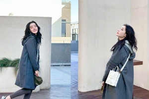 迪丽热巴挎小包休闲惬意笑容明媚