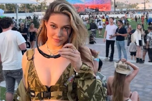 谷爱凌穿迷彩抹胸衣大秀腹肌热辣酷拽