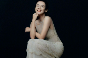 章子怡穿高定登封面变身油画里的美女