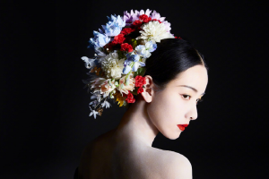 陈都灵红唇柳眉化身花仙子气质绝了