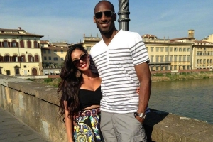 瓦妮莎晒照纪念和科比结婚22周年