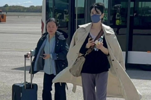 网友偶遇王菲下机场摆渡车