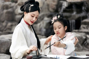 李小璐与女儿甜馨合拍汉服写真