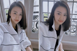 景甜晒随拍素颜白衣靠窗边凹造型状态佳