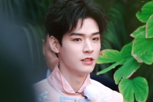 龚俊身穿粉色民国风服饰风度翩翩