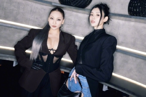 奚梦瑶黑上衣配个性牛仔裤秀好身材