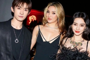 破次元壁！易烊千玺谷爱凌杨颖合影