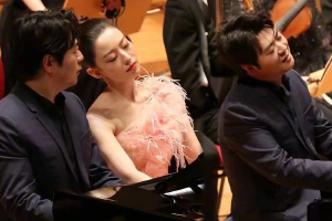 郎朗与妻子吉娜四手联弹恩爱幸福