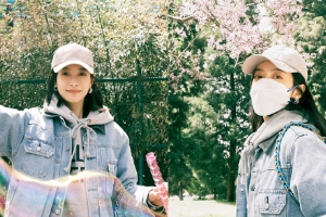 宋茜游览动物园吹泡泡充满童心