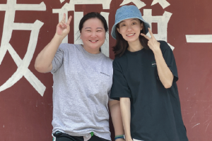 张小斐晒合照为贾玲庆生笑容灿烂