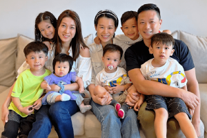 钟嘉欣胡杏儿带娃聚会合影温馨