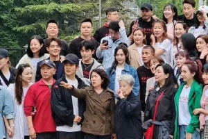 唐嫣文章孙坚等回中戏与同学合影