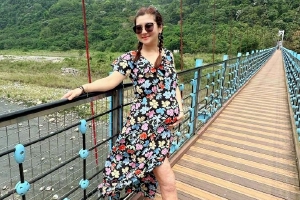 Selina分享与男友出游照孕肚明显