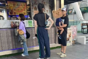 网友香港偶遇奚梦瑶何猷君抱娃出游