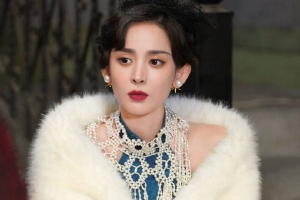 娜扎身蓝色孔雀长裙举手投足有气质