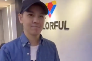 林志颖右手签名有停顿引粉丝担心