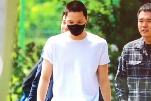 EXO金钟仁正式入伍 白衣黑裤身材健壮