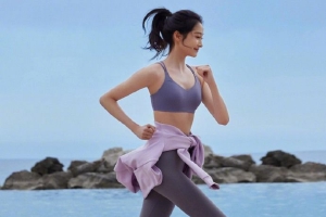关晓彤晒海边跑步随拍长腿吸睛