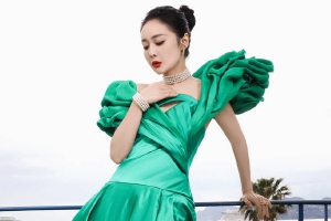 高叶绿色缎面曳地长裙亮相戛纳