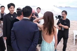 刘昊然周冬雨戛纳海边相遇相视一笑