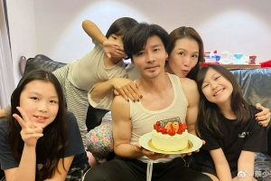 蔡少芬晒全家福为张晋庆生