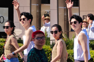 刘昊然穿无袖上衣现身戛纳街头