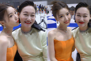 惠英红被毛晓彤亲亲超得意