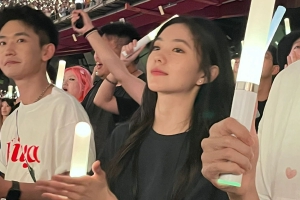 刘浩存现身五月天演唱会现场 披肩直发好温柔