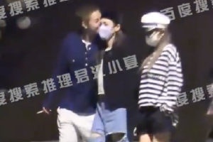 周扬青与好友聚餐阿娇获朋友亲吻