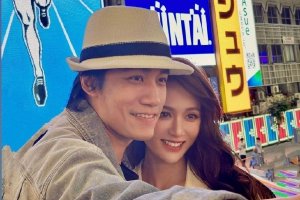 陈乔恩和艾伦日本游玩贴脸合照