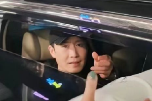 56岁黎明素颜怼脸状态好获粉丝送礼物