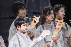 诺一霓娜最新舞台照自信大方