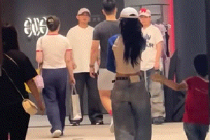 Angelababy带6岁儿子出街玩