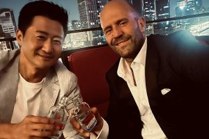 吴京杰森斯坦森外滩吃饺子喝二锅头