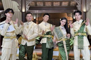 跑男泰国录制baby白鹿异域风范丞丞王鹤棣帅气