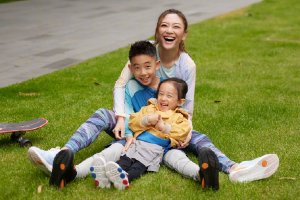 应采儿回应把小儿子当成女孩养:会让他继续留长发封面图