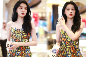 孙怡身穿蝴蝶抹胸裙轻抚秀发美艳动人