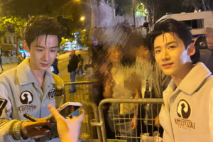 白敬亭路边与粉丝合影生图颜值抗打