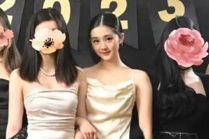 黄多多与同学参加班级聚会照曝光