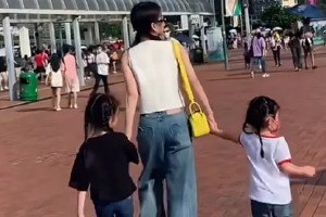 方媛带娃出游紧牵女儿手超温馨