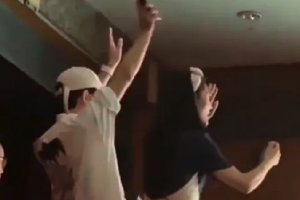 张杰谢娜看跳跳俏俏演出打call好温馨