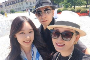 赵文卓夫妇参加爱女结业典礼其乐融融