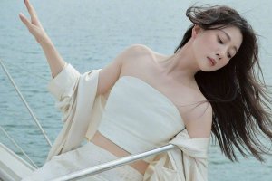 殷桃海边舞动身姿尽显东方神韵