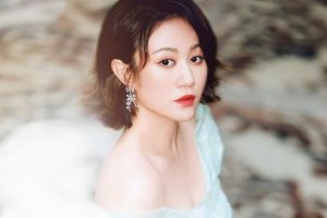 马丽穿露肩礼服风韵十足尽显成熟魅力