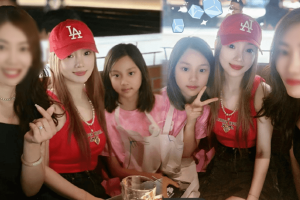 李小璐穿红色背心仿若少女