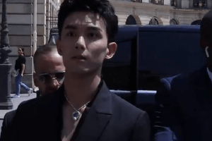 吴磊镂空深v西装搭宝石项链尽显成熟魅力
