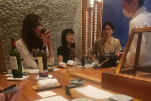 林志玲与老公Akira用餐被偶遇 姿势优雅美丽