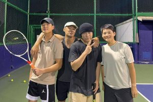 周杰伦与余文乐等好友打网球