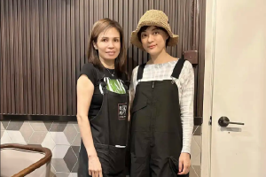 孙俪现身香港凉鞋配长袜打扮减龄