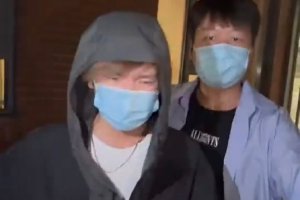 王源深夜被时代少年团私生围堵怼脸拍
